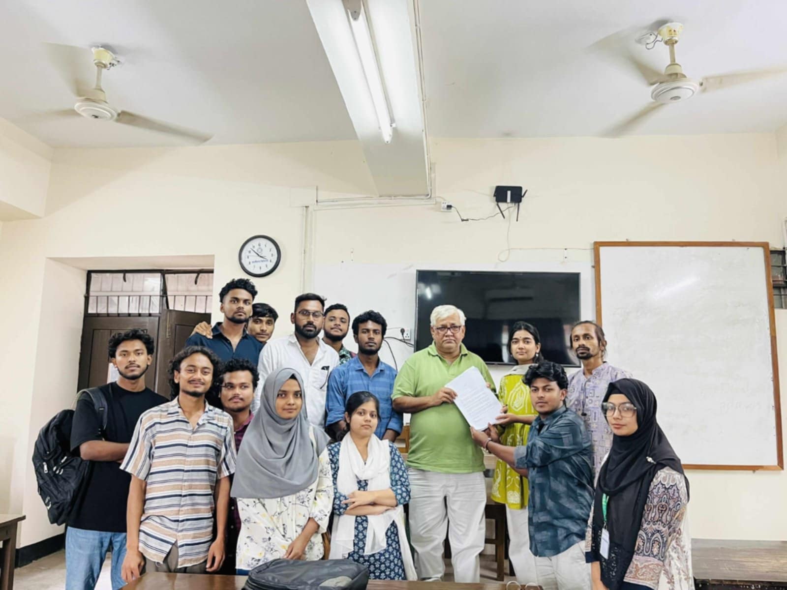 ছয় দফা দাবিতে জাবি শিক্ষার্থীদের স্বারকলিপি