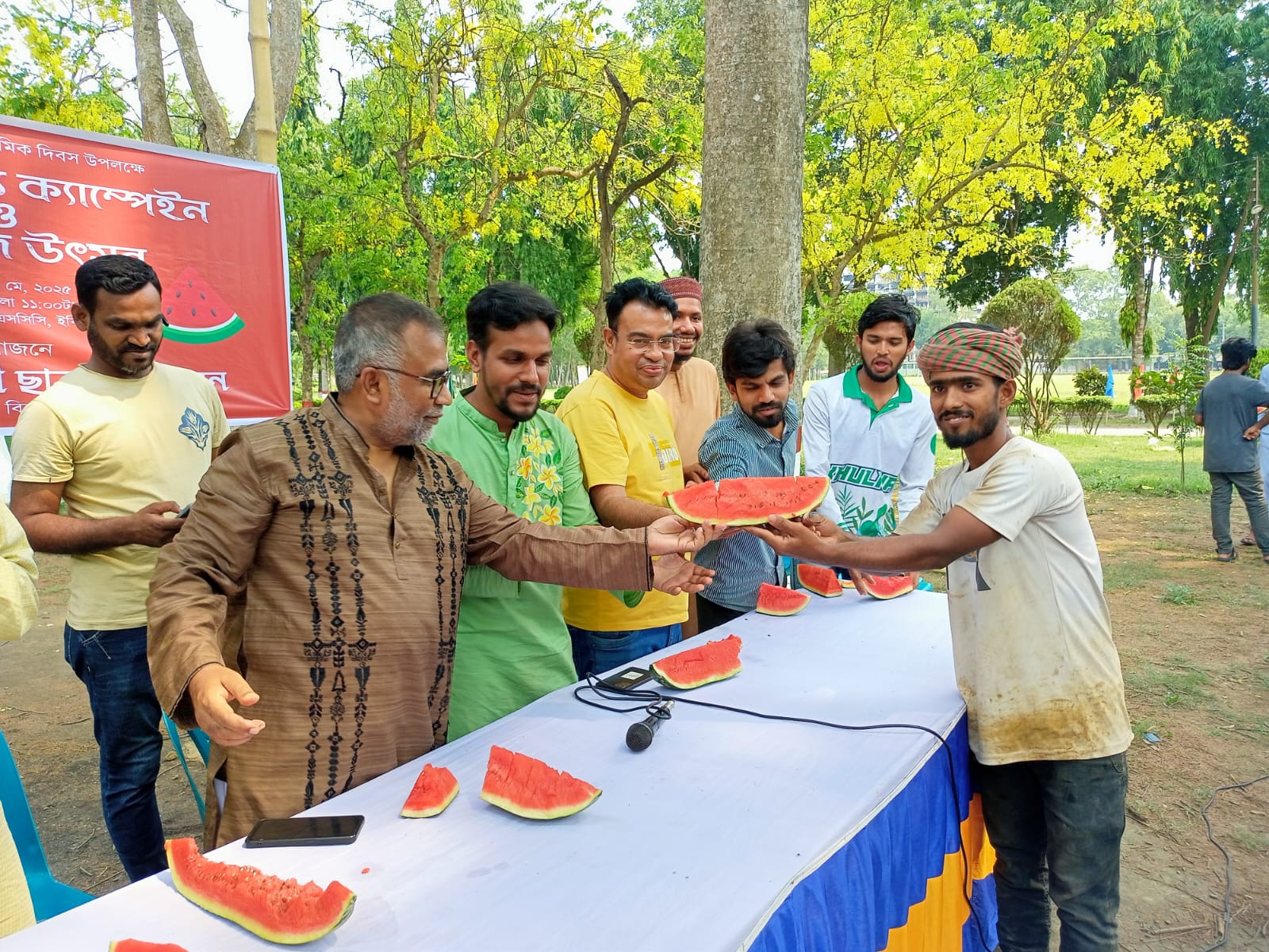 ইবিতে বৈষম্যবিরোধী ছাত্র আন্দোলনের শ্রমিক স্বাস্থ্য ক্যাম্পেইন ও তরমুজ উৎসব উদযাপন