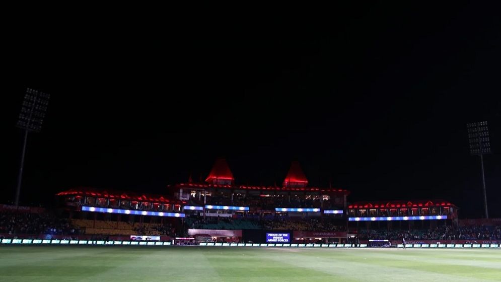 বিশেষ ট্রেনে তড়িঘড়ি করে মাঠ ছাড়েন শ্রেয়াস-স্টার্করা