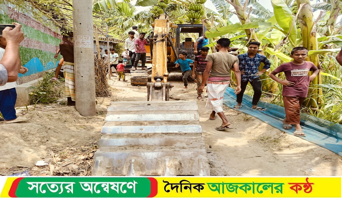 পুকুর খনন যন্ত্রের আঘাতে পঙ্গু হওয়ার পথে ভ্যানচালক