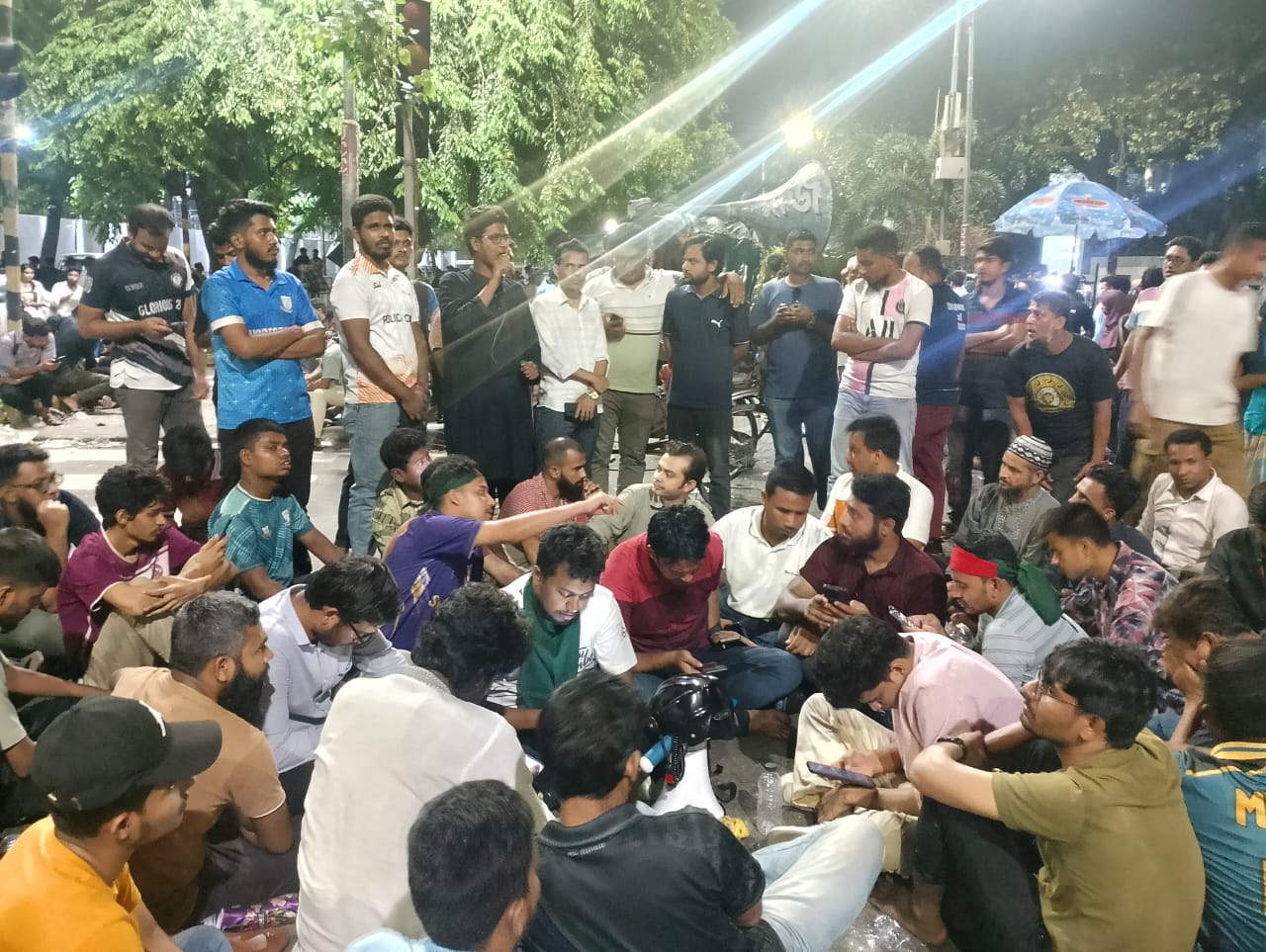 টানা আট ঘন্টা আন্দোলনে জবি শিক্ষক-শিক্ষার্থীরা  সরকার থেকে আসেনি কোনো বার্তা