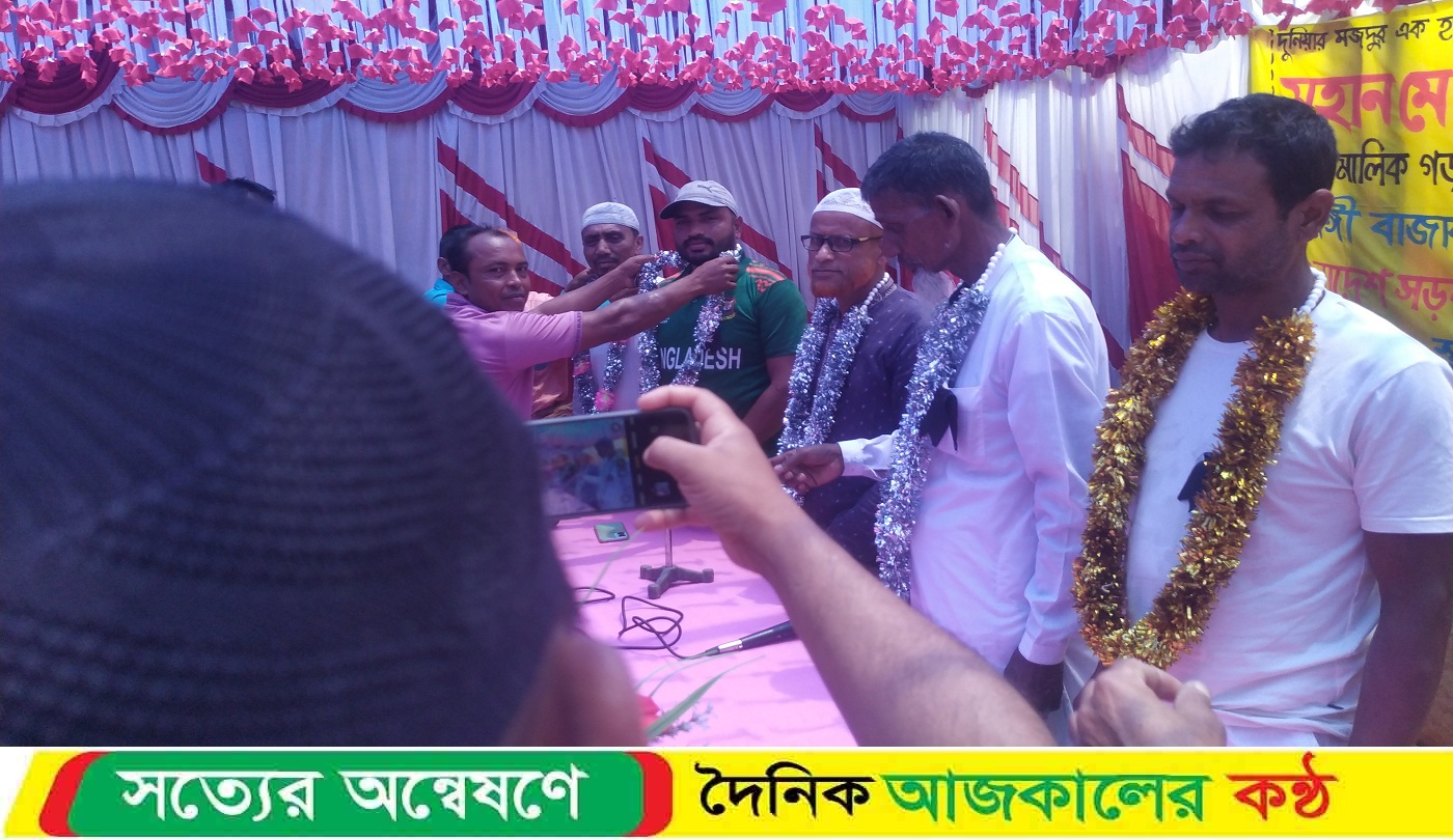 খানসামায় চৌরঙ্গী বাজার ট্রাক ও ট্যাংকলরী শ্রমিক ইউনিয়নের উপ কমিটির উদ্যোগে যথাযত মর্যাদায় মহান ‘মে দিবস’
