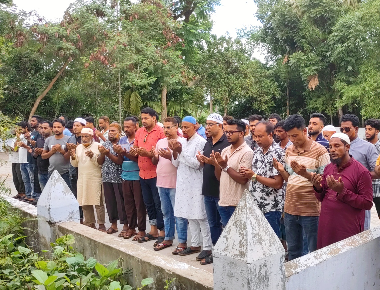 নড়াইলে নিহত যুবদল নেতার কবর জিয়ারত করলেনবিএনপি নেতৃবৃন্দ
