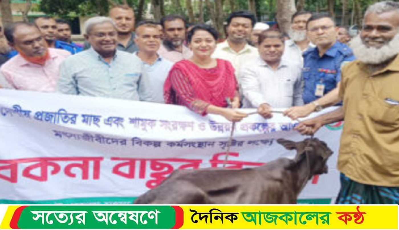 গৌরনদীতে ৬৫জন মৎস্যজীবিদের মাঝে গরুর বাছুর বিতরন