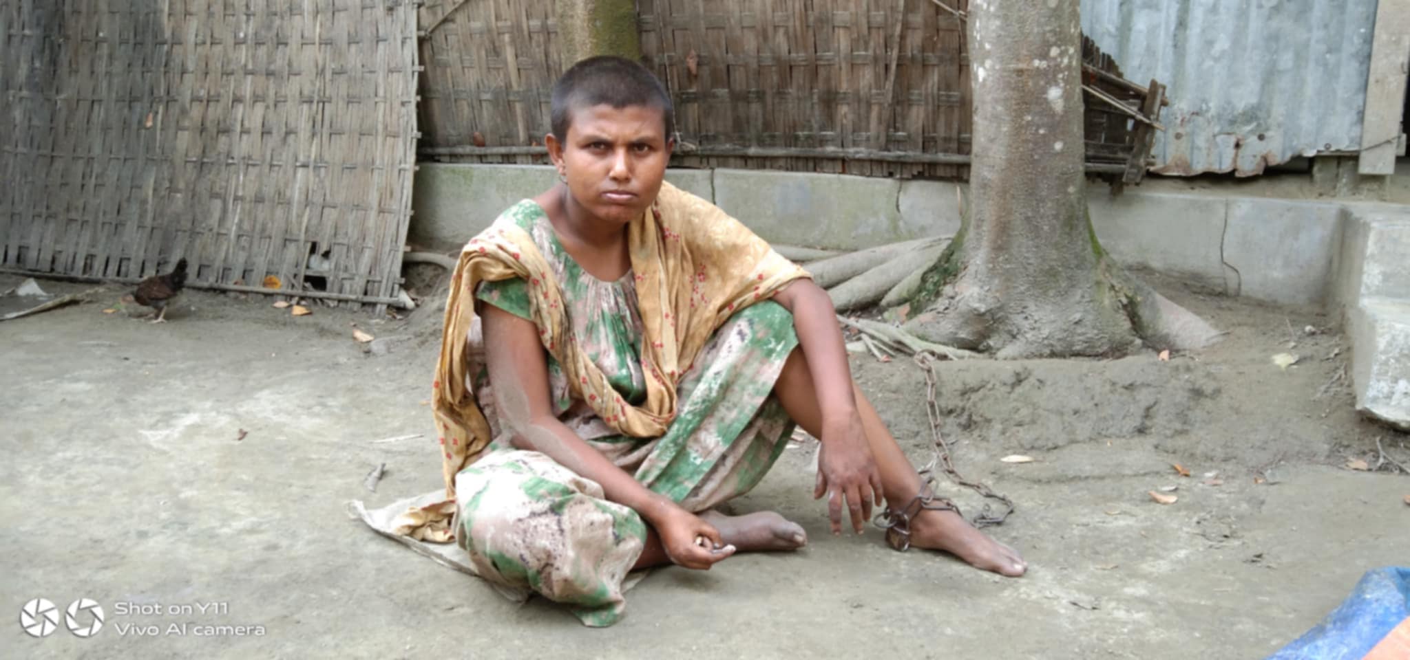 ২৫ বছর ধরে  বিনা চিকিৎসায়  শিকলে বন্ধি মানসিক ভারসাম্যহীন শিফানী