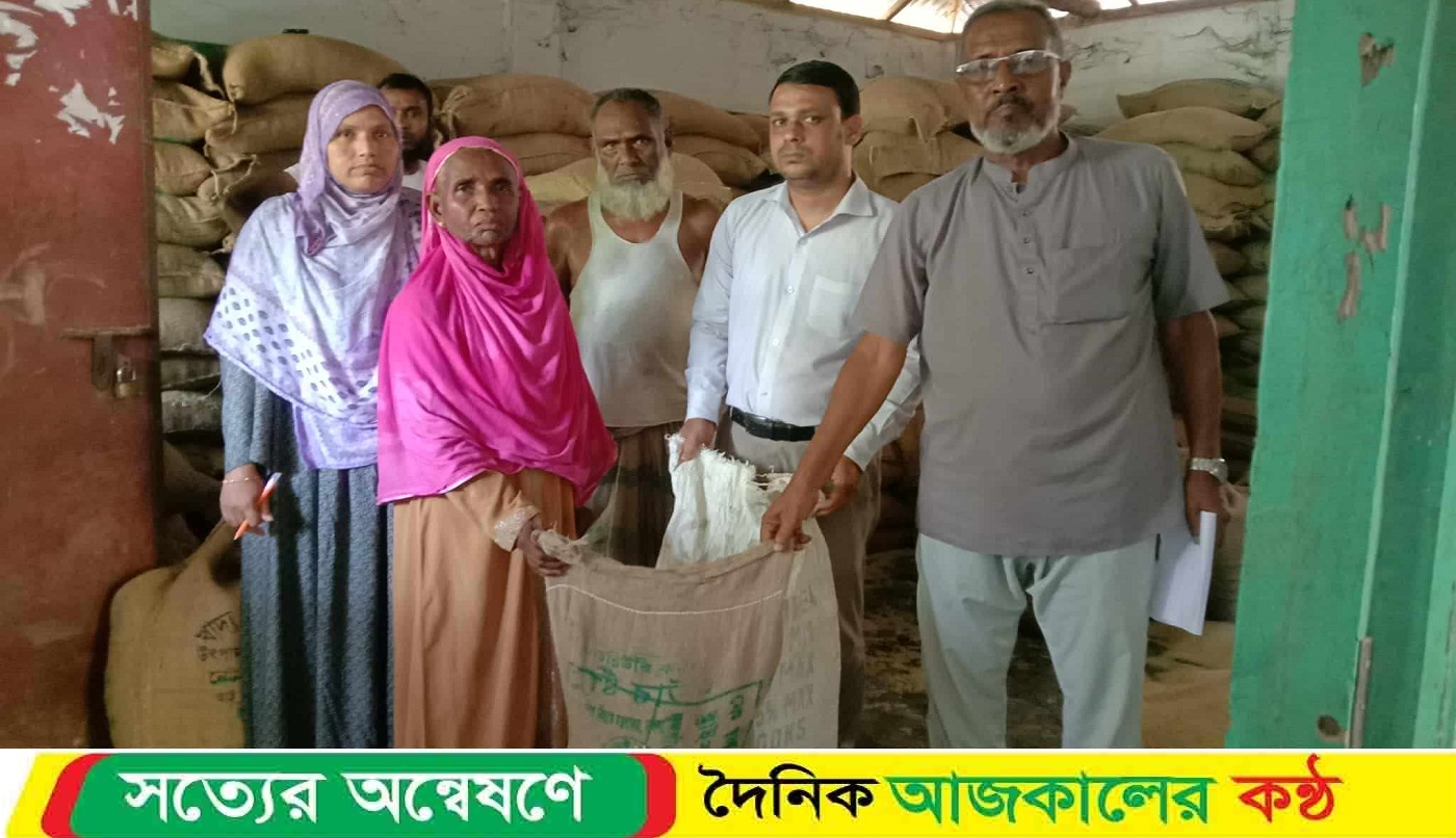 ঝিনাইগাতীতে ভিডব্লিবি’র ১৫০কেজি হারে চাল পেলো ২২৯২ পরিবার