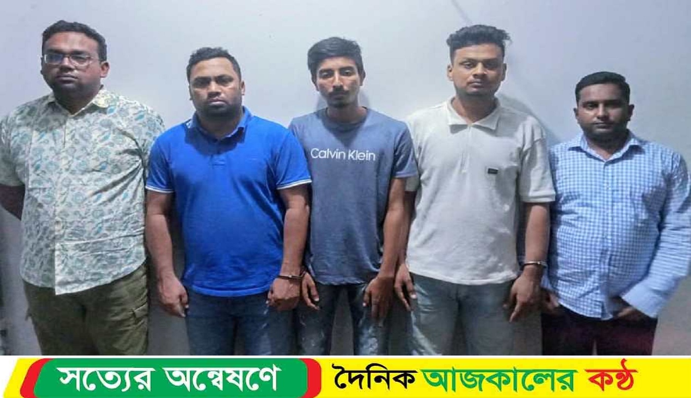 সাবেক স্বাস্থ্যমন্ত্রীর বাড়িতে অ’ভিযান: চারুশিল্পীর বাড়িতে আগুন দেয়ার ঘটনায় ছাত্রলীগ-যুবলীগের ৫ নেতাকর্মী গ্রে’ফতার