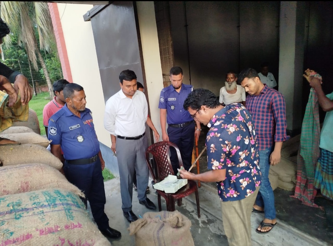 অতিরিক্ত আদ্রতার ধান সংগ্রহকালে খাদ্য গুদামের প্রহরী ও কৃষককে অর্থদণ্ড