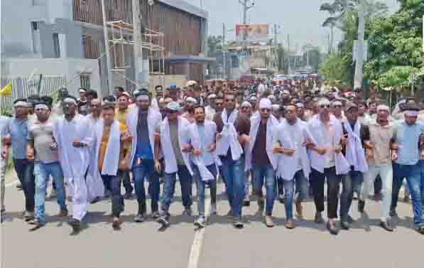 শরীয়তপুর জেলায় কাফনের কাপড় পরে ছাত্রদলের একাংশের বিক্ষোভ মিছিল