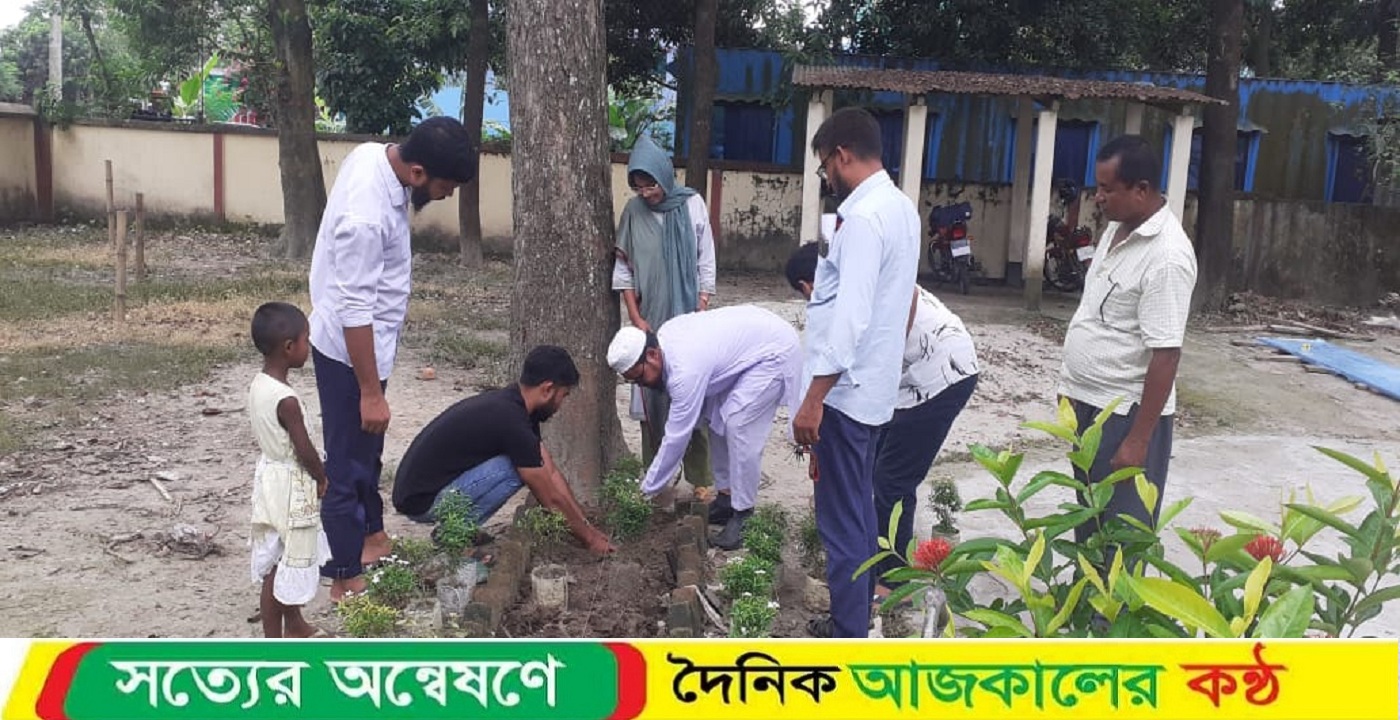 সৌন্দর্য বৃদ্ধির জন্য তারাগঞ্জ প্রাণী অফিস চত্বরে ফুলেল চারাগাছ রোপন
