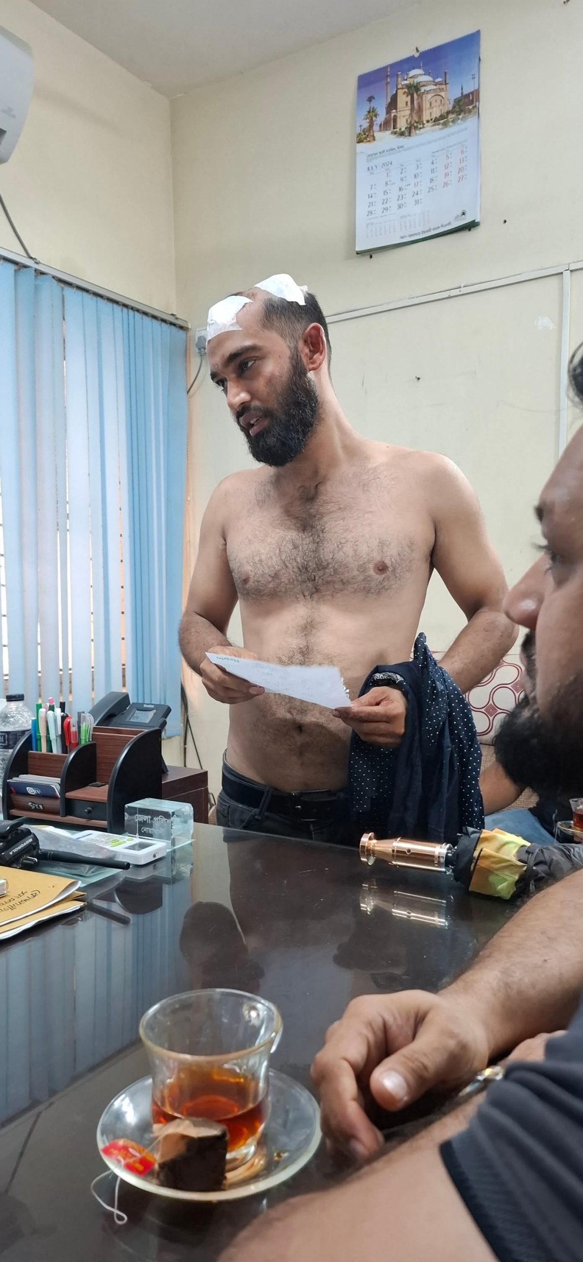 বসুরহাটে অতিরিক্ত ভাড়া নেয়ায় প্রতিবাদ করায় যাত্রীর উপর হামলা