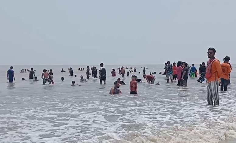 ঈদুল আযহা উপলক্ষে দশদিনের ছুটিতে কুয়াকাটা সৈকতে পর্যটকদের ঢল