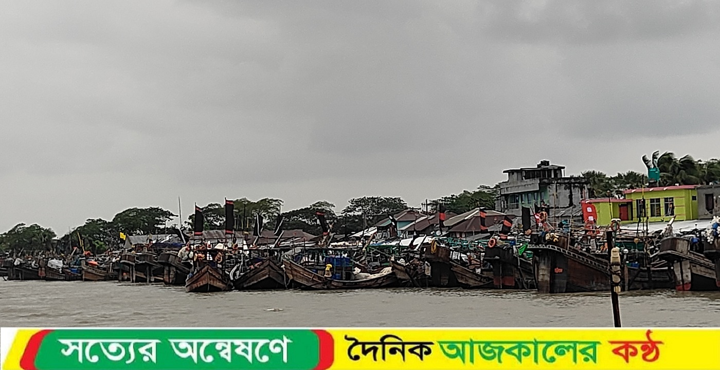 বৈরী আবহাওয়ায় উত্তাল সাগর, নিরাপদ আশ্রয়ে হাজারো মাছ ধরার ট্রলার