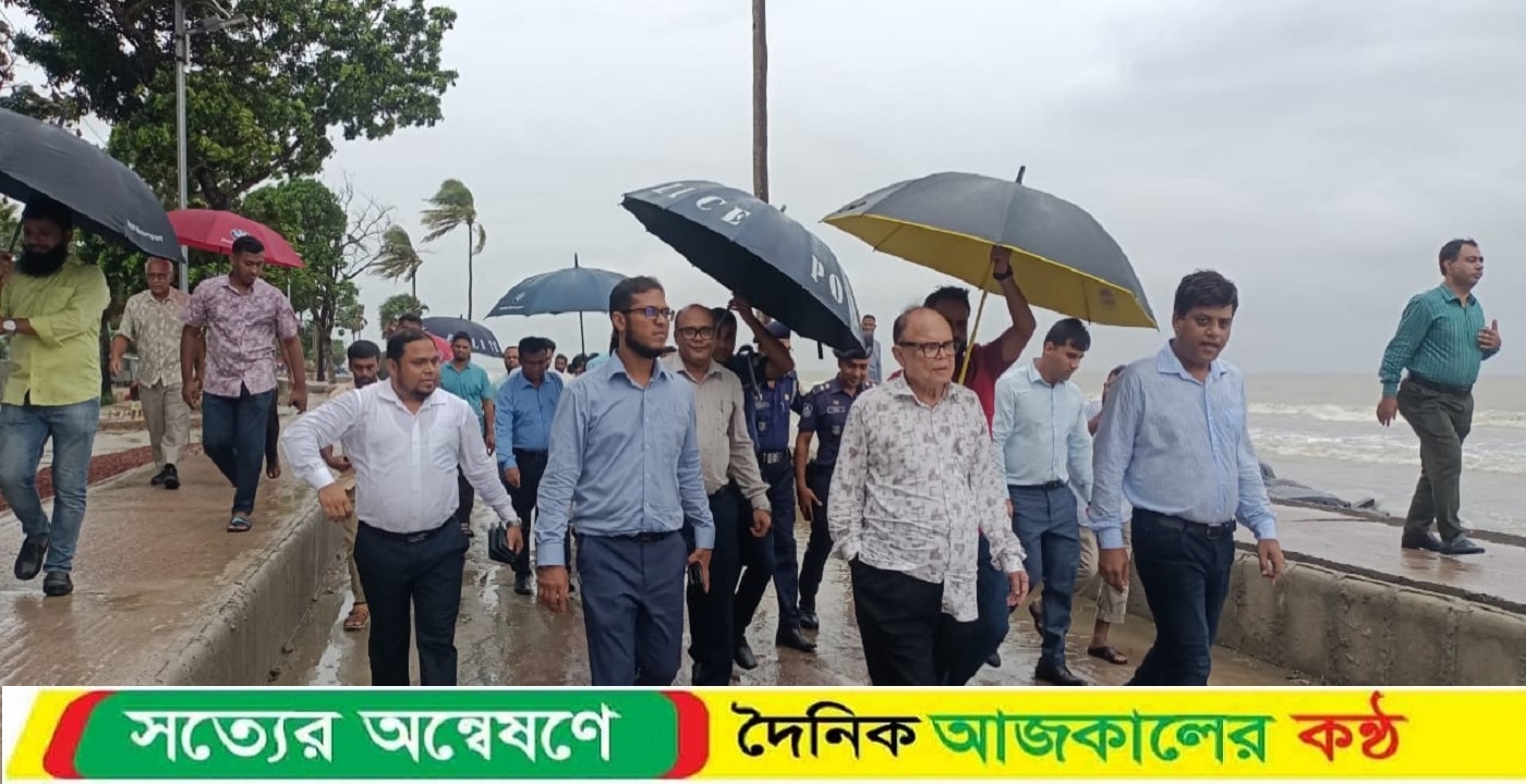 বৈরী আবহাওয়ায় বৃষ্টিভেজা বিকেলে কুয়াকাটা সৈকত পরিদর্শনে খাদ্য ও ভূমি উপদেষ্টা