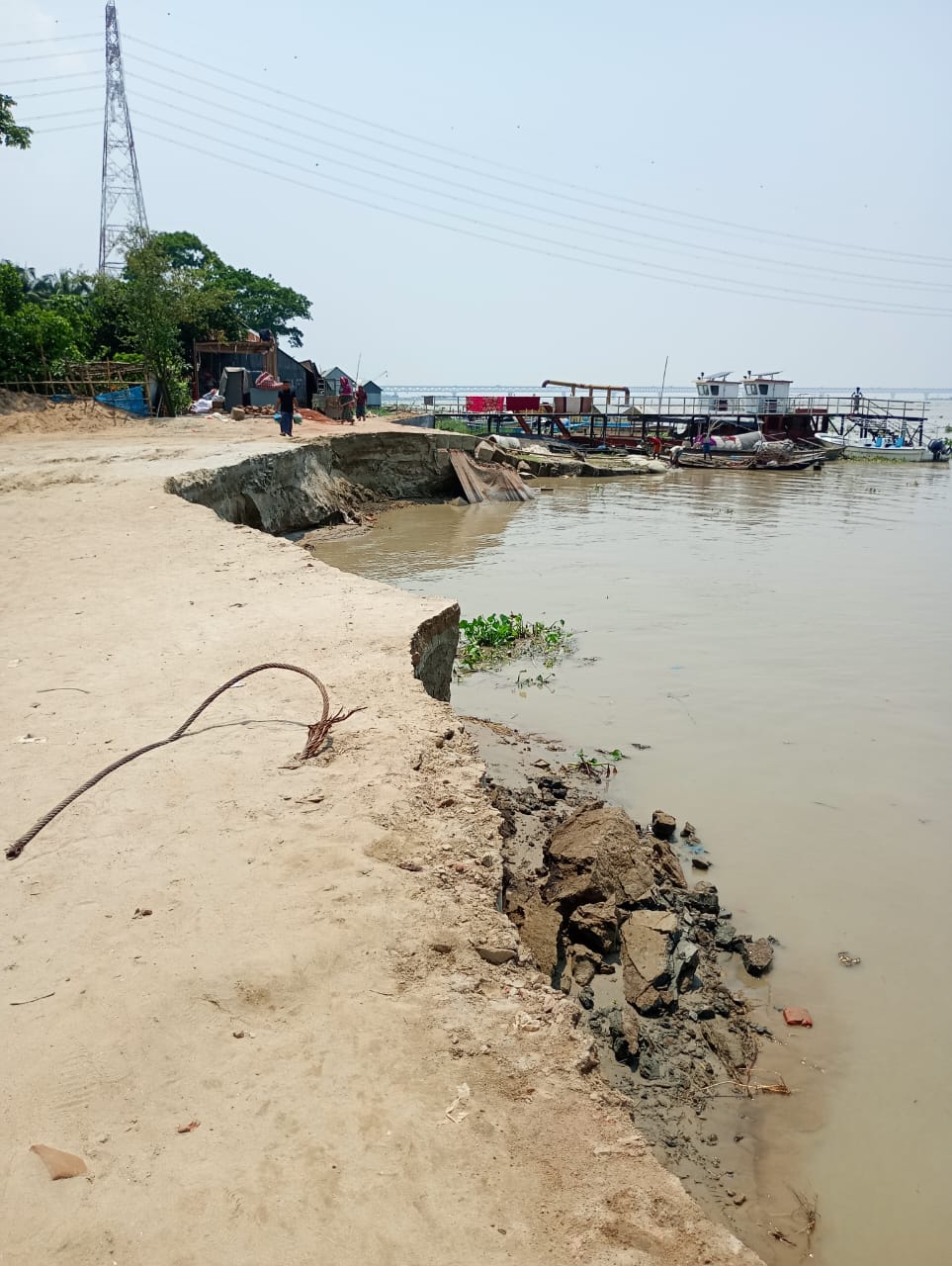 পদ্মা সেতুর প্রকল্পের ২ কিলোমিটার দীর্ঘ রক্ষা বাঁধে ধস