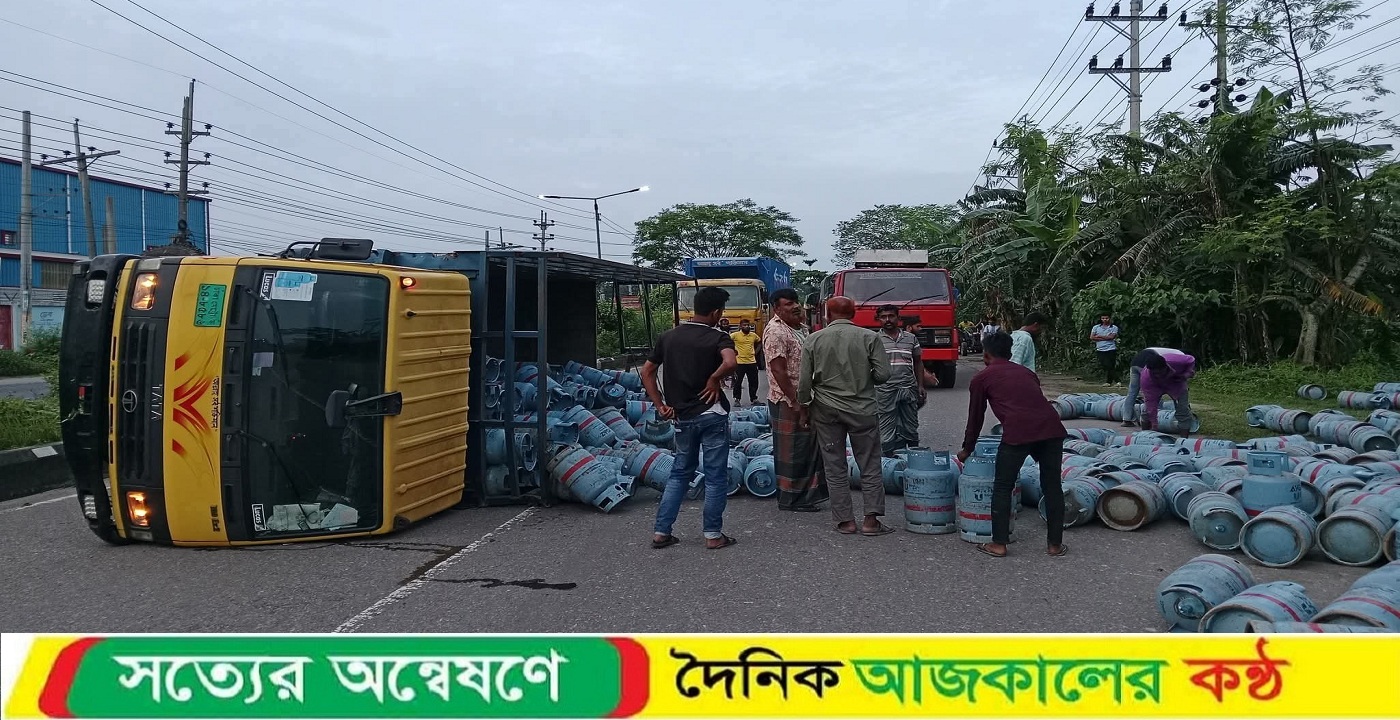 ময়মনসিংহে বেলতলী ব্রীজ এলাকায় গ্যাস সিলিন্ডারবাহী ট্রাকের দুর্ঘটনা