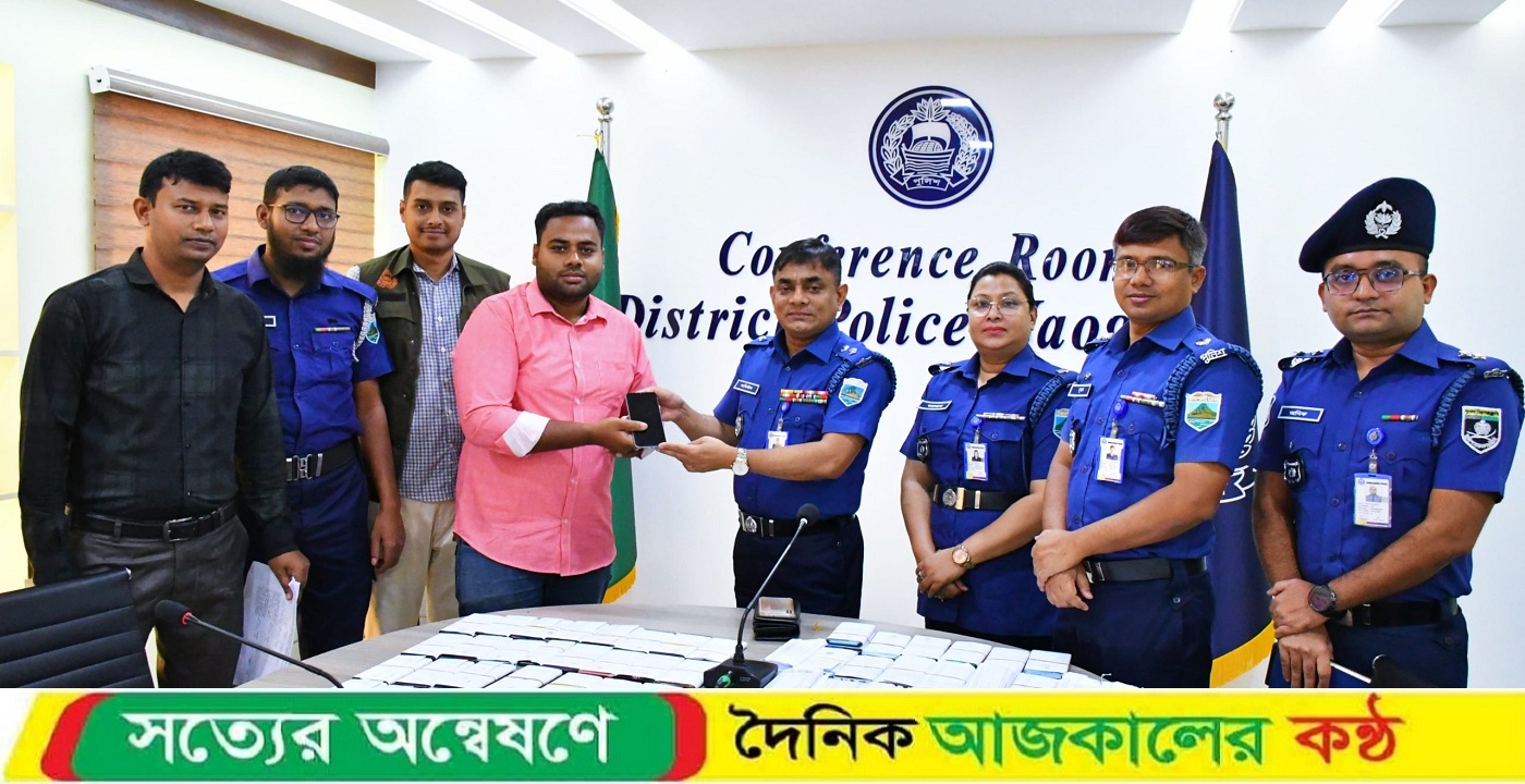 নওগাঁয় জেলা পুলিশের প্রচেষ্টায় ৭৫টি হারানো মোবাইল ফিরে পেলো প্রকৃত মালিকরা