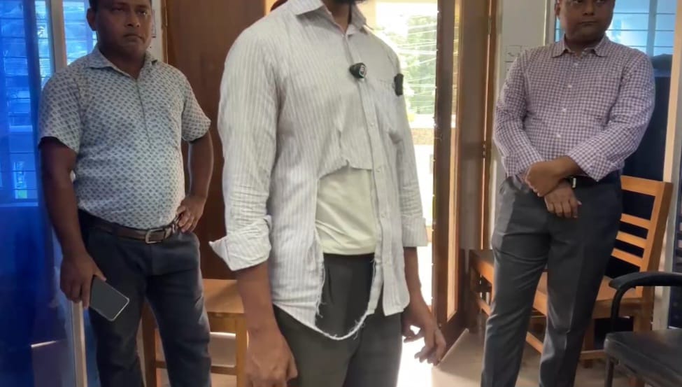 লক্ষ্মীপুর আদালতে আইনজীবী ও কর্মচারীদের মধ্যে হাতাহাতি