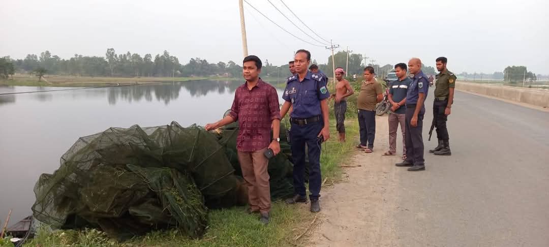 চলনবিলে অবৈধ চায়না দুয়ারি জাল জব্দ ও ধ্বংস জীববৈচিত্র্য রক্ষায় প্রশাসনের দুর্দান্ত পদক্ষেপ