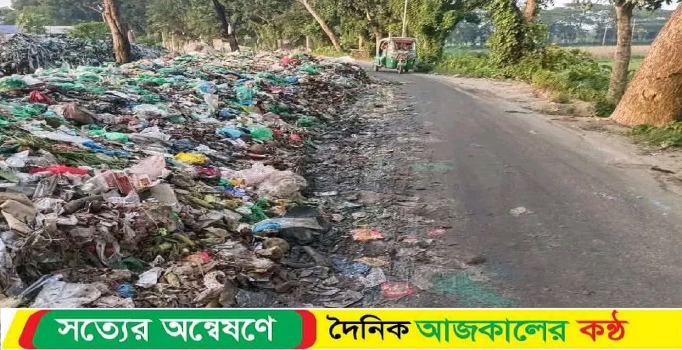 হোমনা পৌরসভার ময়লার স্তুপ রাস্তায়, উৎকট দুর্গন্ধে জনজীবন অতিষ্ট