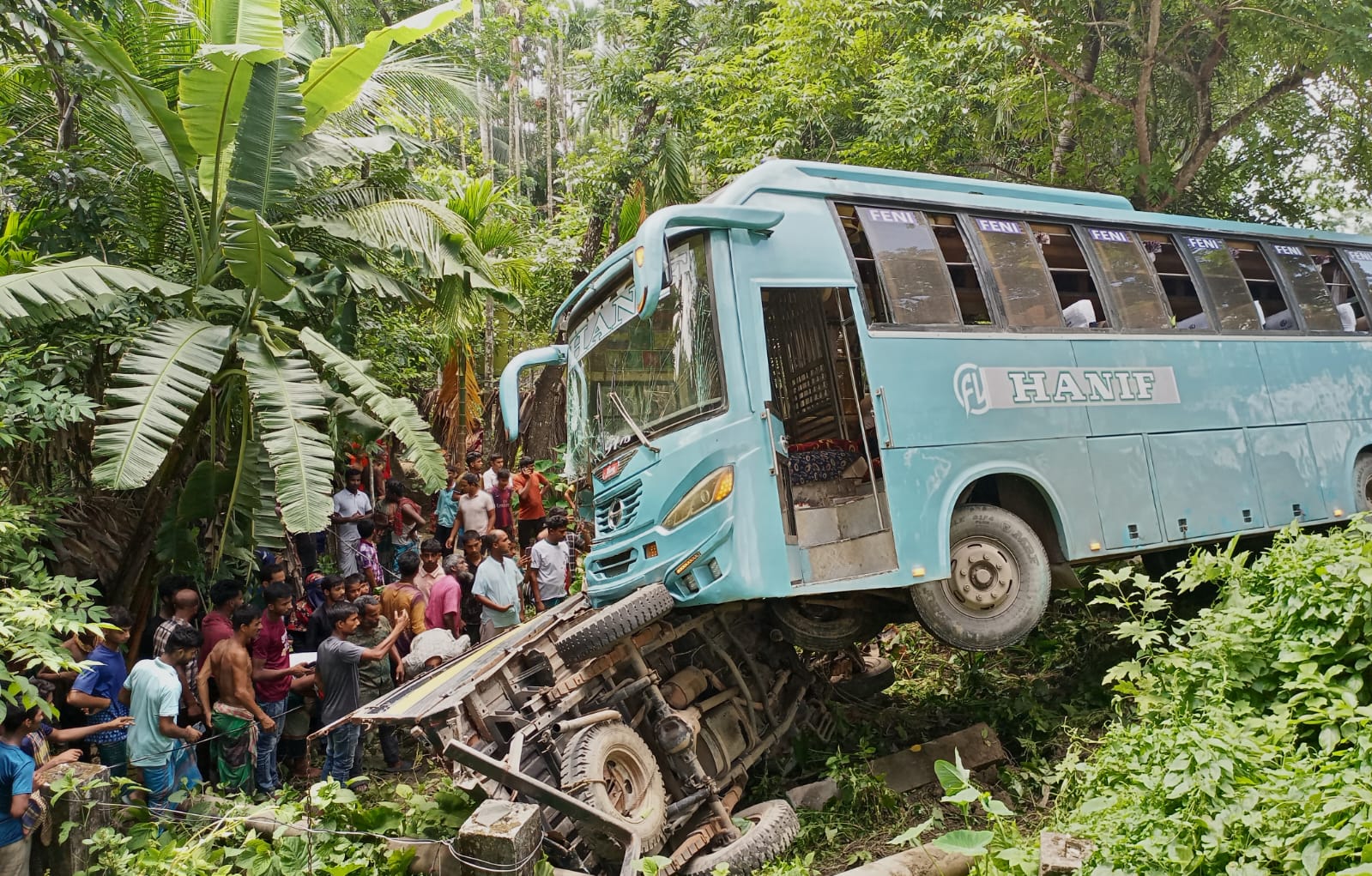 ঝালকাঠি রাজাপুরে বাস ট্রাকের মুখোমোখি সংঘর্ষে নি*হত