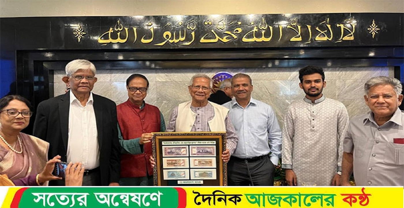 প্রধান উপদেষ্টার কাছে নতুন ৬টি ডিজাইনের নোটের ছবি হস্তান্তর