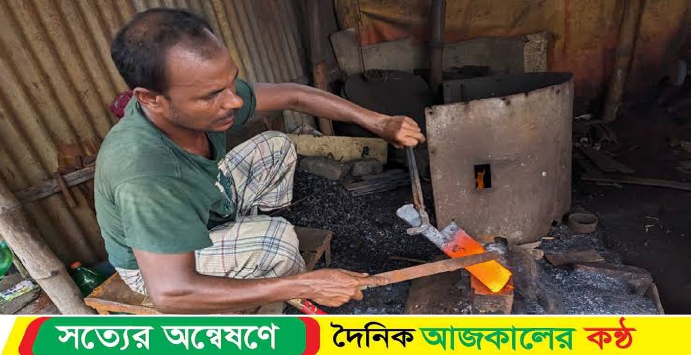 আগৈলঝাড়ায় হাতুড়ি পেটানোর টুংটাং আওয়াজেই ব্যস্ত সময় পার করছে কামারশিল্পীরা