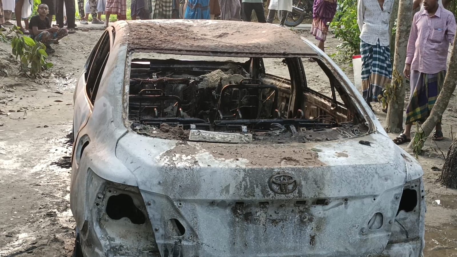 লোহাগড়ায় ঈদের দিন রাতে দুর্বৃত্তের দেওয়া আগুনে পুড়ে ছাই ব্যবসায়ীর প্রাইভেটকার