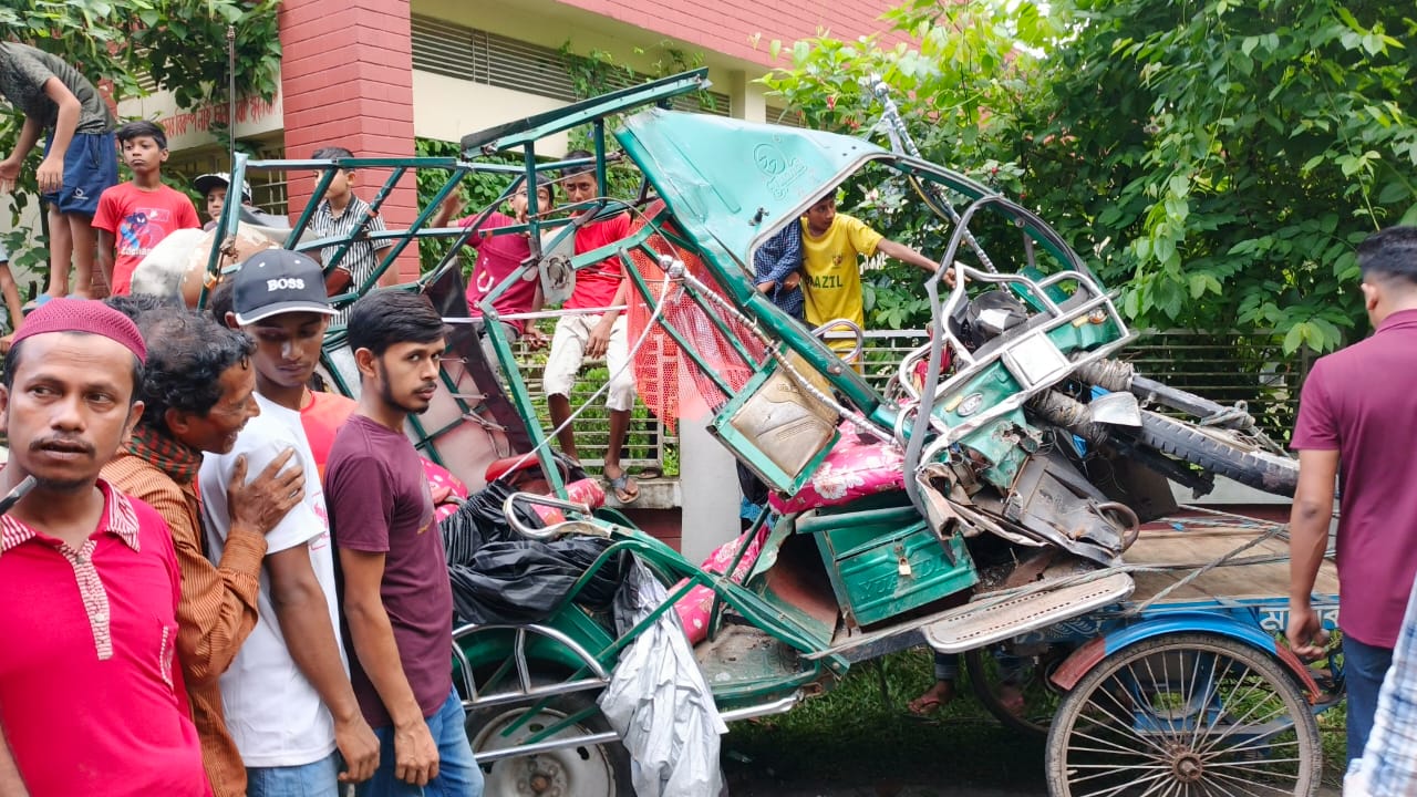 পিরোজপুরে বিয়ের গাড়ির সাথে ইজিবাইকের সংঘর্ষ : নিহত-০১, আহত ৩০