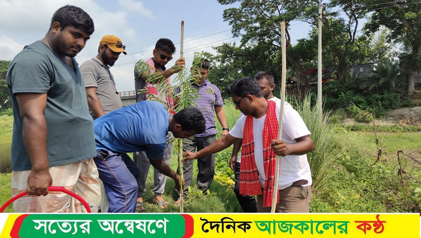 রাস্তার ধারে ২০০ ফলজ বনজ ও ভেষজ বৃক্ষ রোপণ