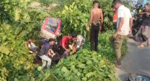 হানিফ পরিবহনের ধাক্কায় ইজিবাইকের চার যাত্রী আহত