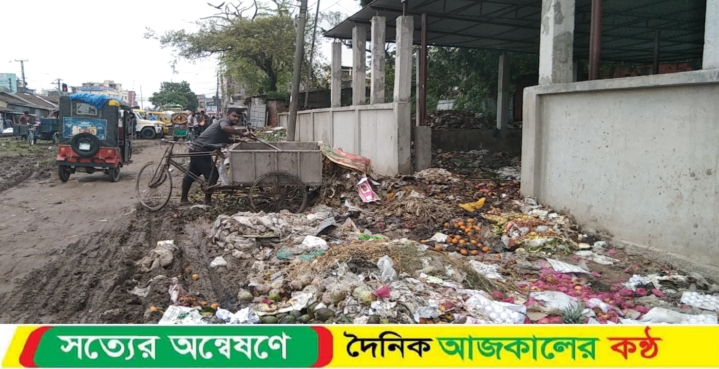 ডাস্টবিন পরিষ্কার না করায় দুর্গন্ধে  চরম ভোগান্তি, ছড়াচ্ছে রোগ জীবাণু
