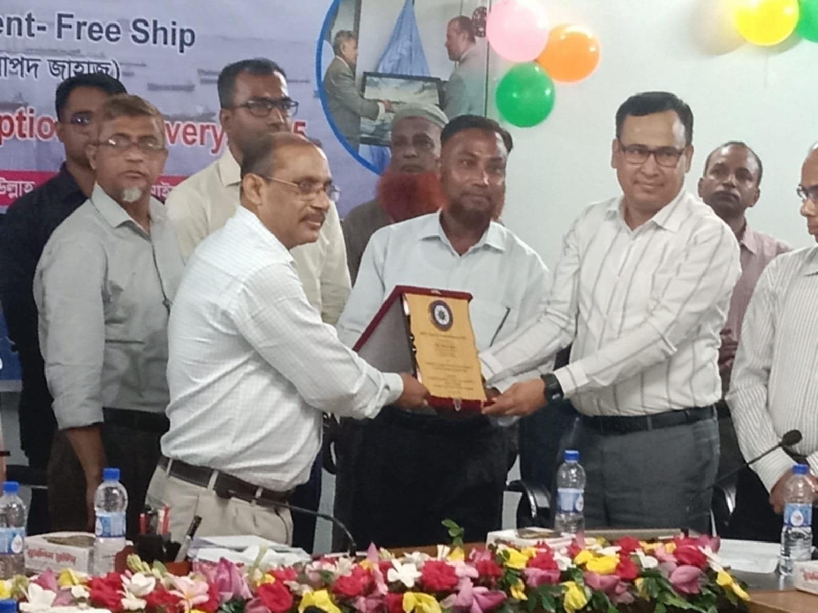 নৌ রুটে ব্যতিক্রমী সাহসিকতায় সন্দ্বীপের সন্তান মাষ্টার সাইফুল কে সম্মাননা স্বরুপ ক্রেস্ট প্রধান