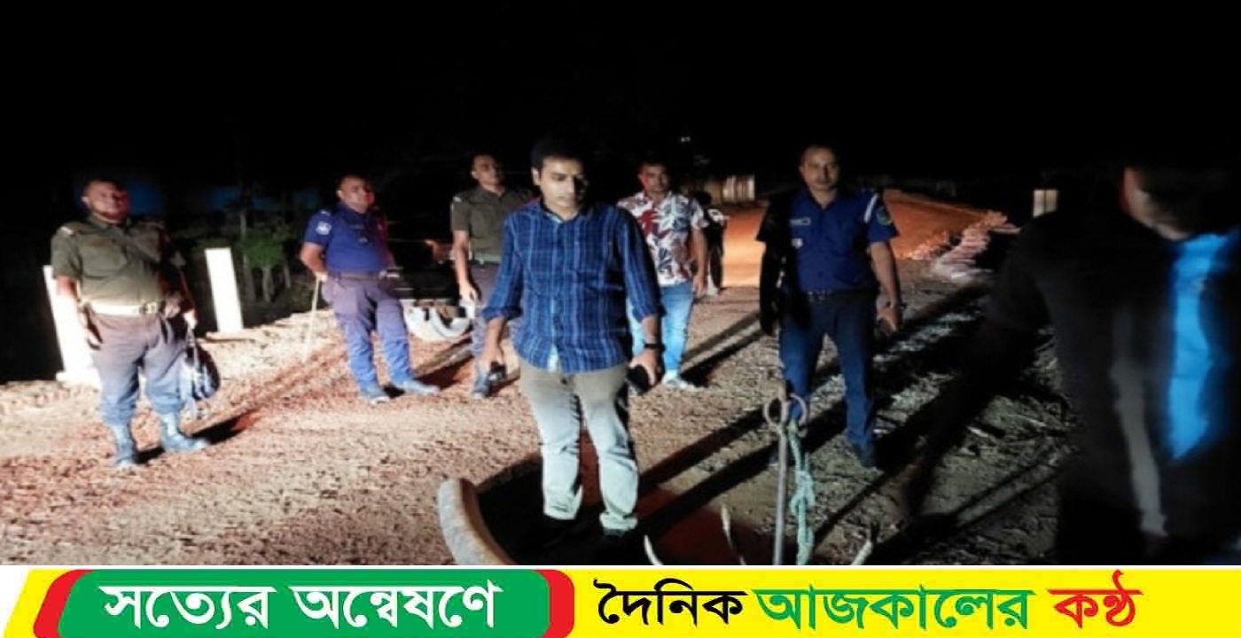 দুর্গাপুরে অবৈধ বালু উত্তোলন ঠেকাতে যৌথবাহিনীর অভিযান, একটি নৌকা জব্দ