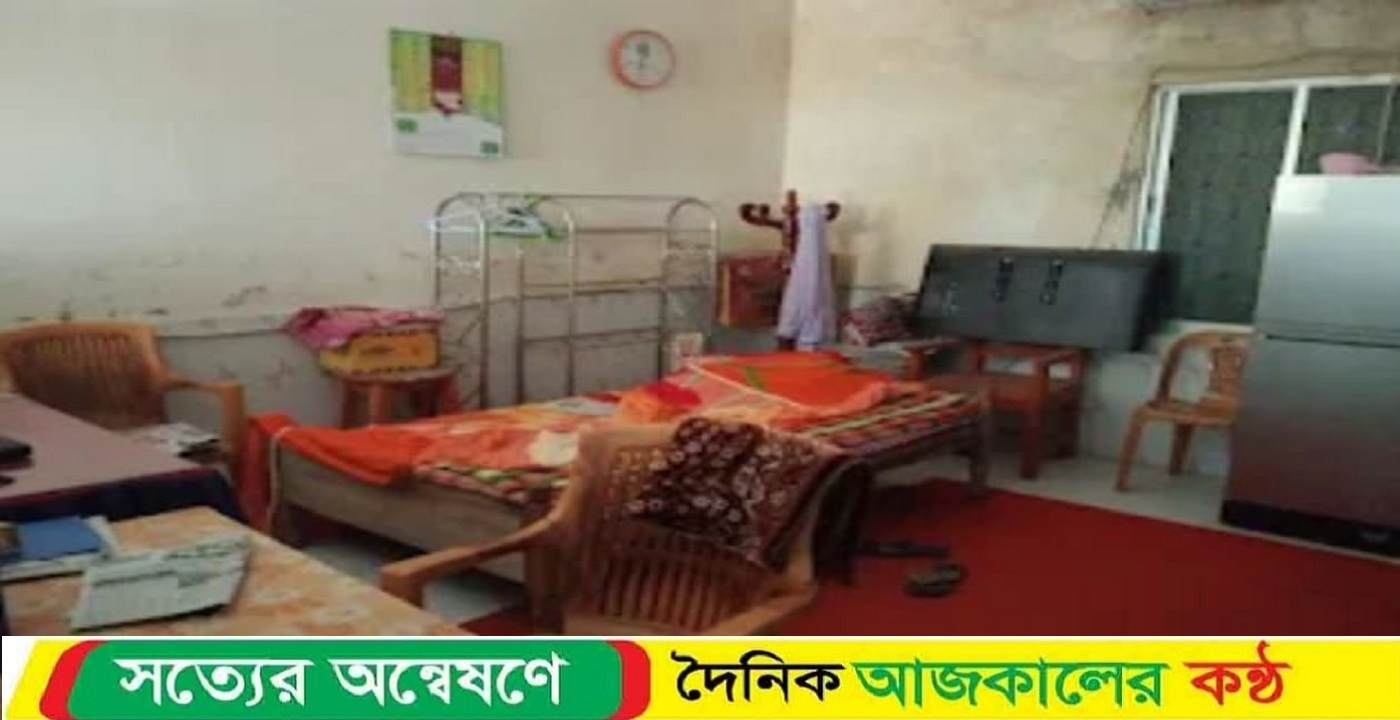 শ্রেণিকক্ষে শয়নকক্ষ, দুই বছর ধরে বসবাস উপাধ্যক্ষের