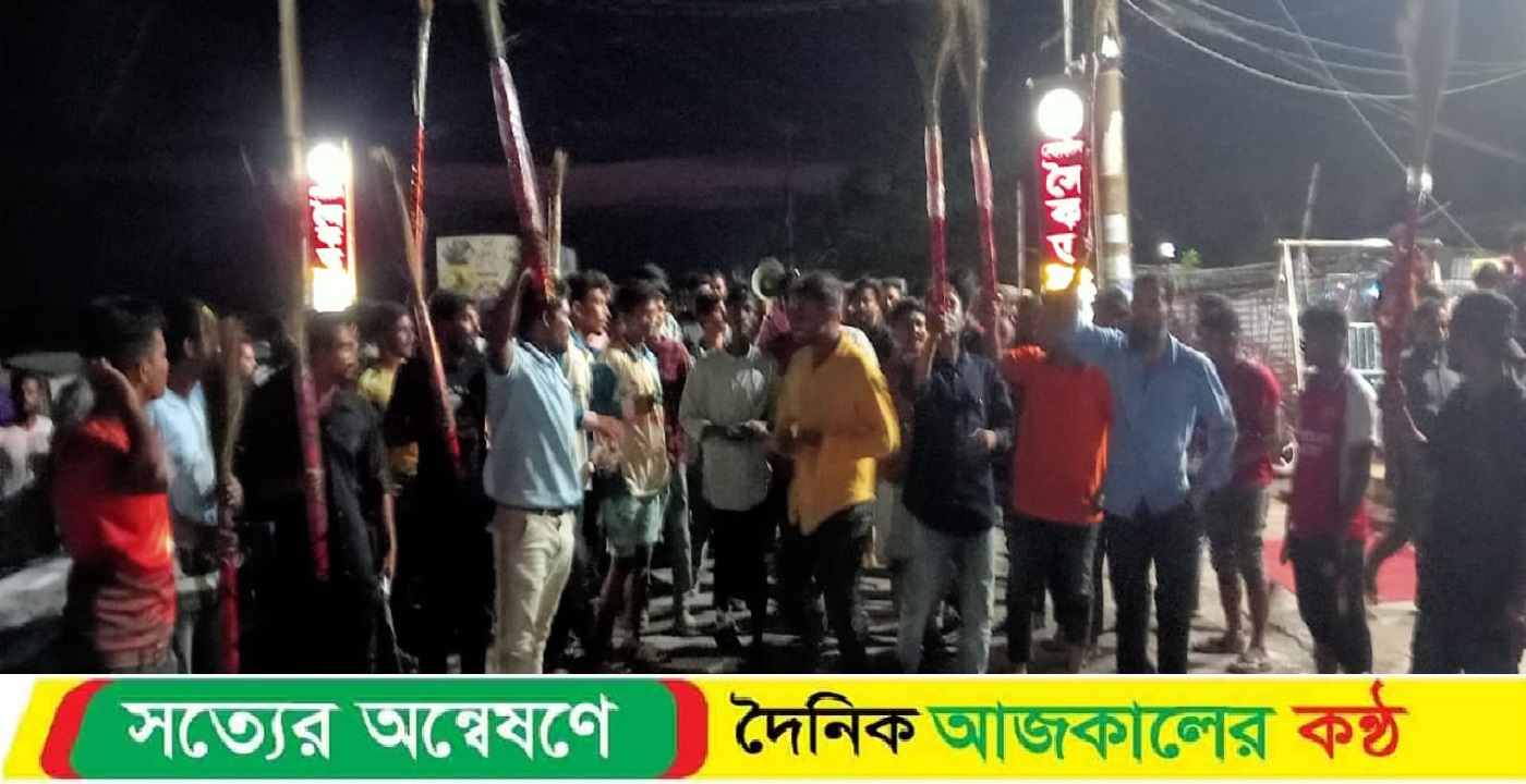 কুয়াকাটায় ইউএনও’র পদত্যাগের দাবিতে ফটোগ্রাফারদের ঝাড়ু মিছিল