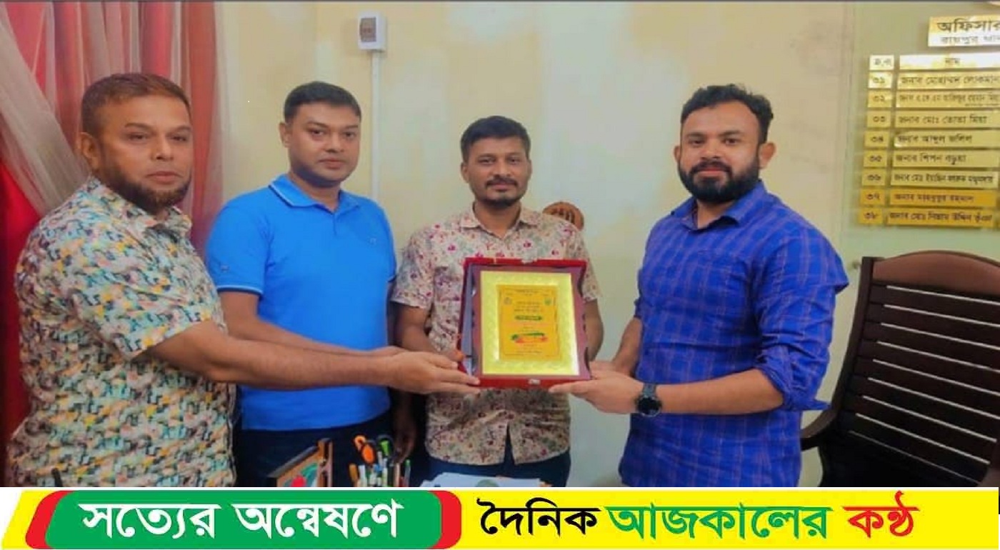 রায়পুর থানায় কর্মের মূল্যায়নে পুরস্কার পেলেন এস আই মহিউদ্দিন