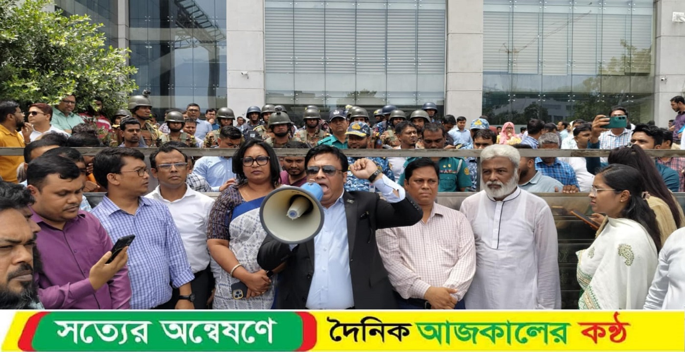 এনবিআর চেয়ারম্যানের অপসারণ ও এনবিআরের সংস্কারের দাবিতে আন্দোলন করছেন এনবিআরের কর্মকর্তা ও কর্মচারীরা