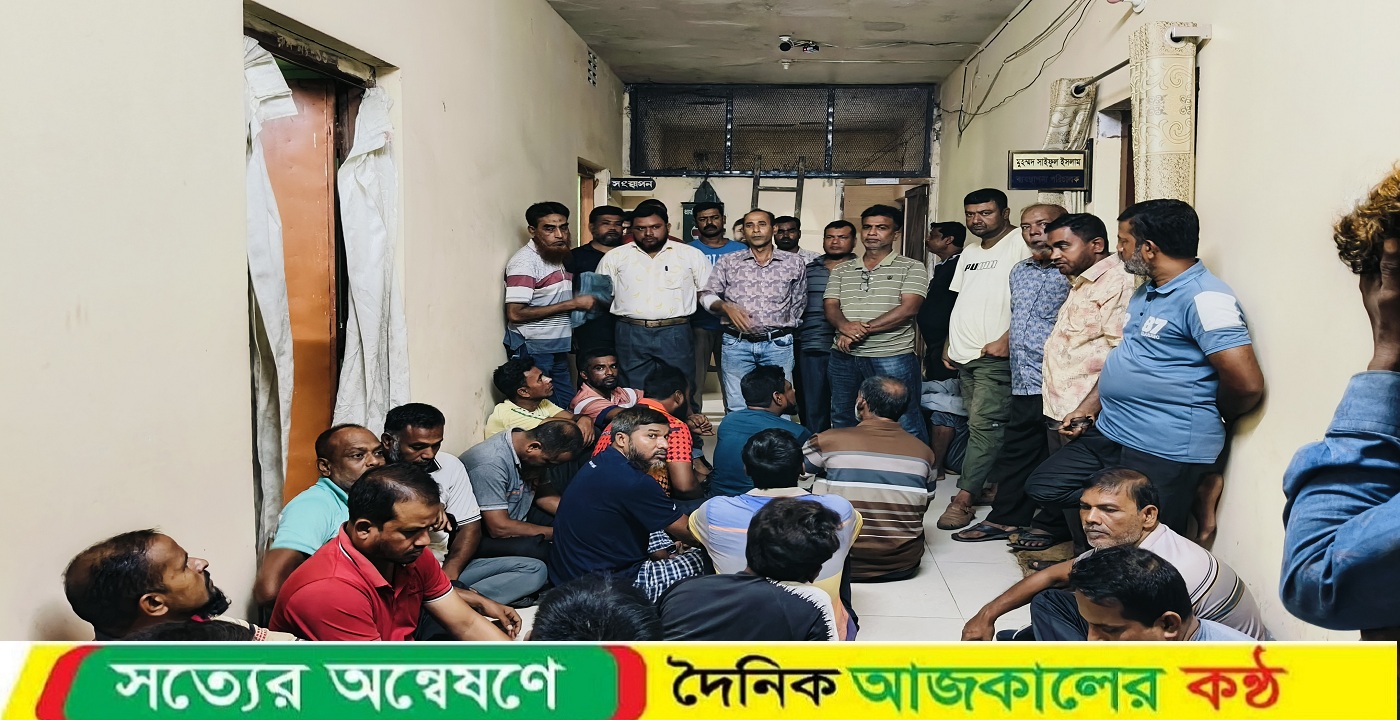 কালীগঞ্জের মোবারকগঞ্জ চিনিকলে বকেয়া বেতনের দাবিতে বিক্ষোভ