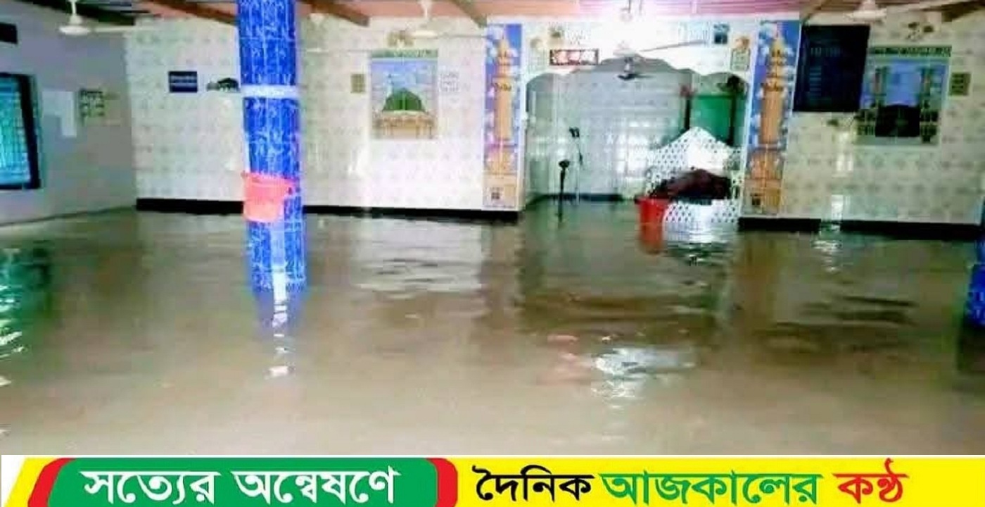 নোয়াখালীর নিম্নাঞ্চলে জোয়ারের পানিতে বেশ কিছু ঘরবাড়ি ও মসজিদ প্লাবিত হয়েছে