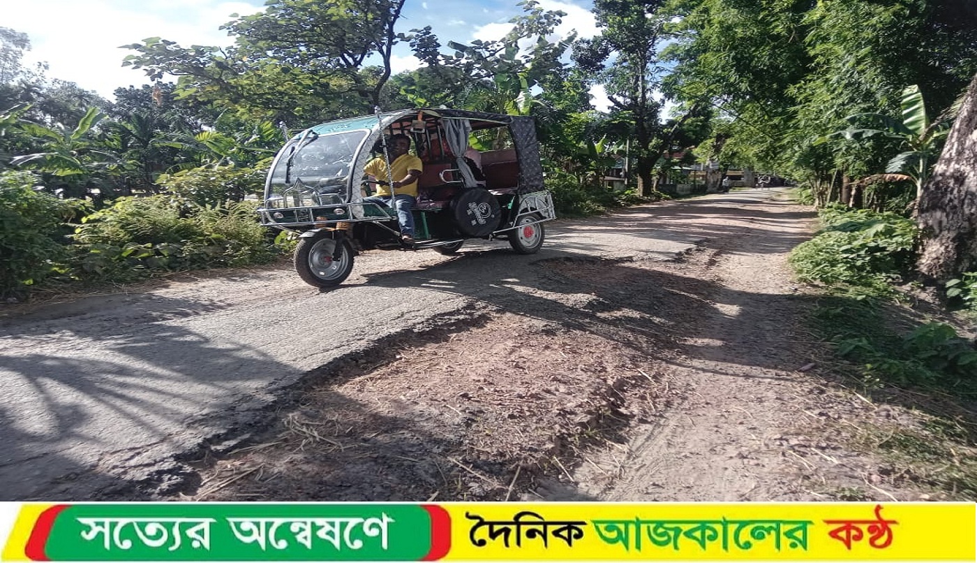 ৭ কিঃ মিঃ সড়কের বড় বড় গর্তে পড়ে ভাঙ্গছে পথচারীর হাত-পা!