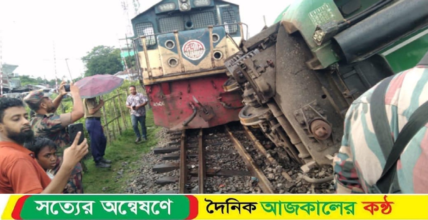 লালমনিরহাটে দুই ট্রেনের সংঘর্ষ, উল্টে গেছে বগি