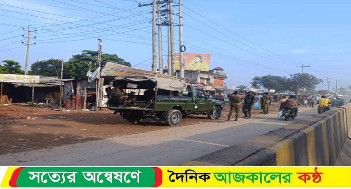 কুমিল্লার মুরাদনগরে চাঁদা না দেওয়ায় বাস কাউন্টারে হামলা ও ভাঙচুর।