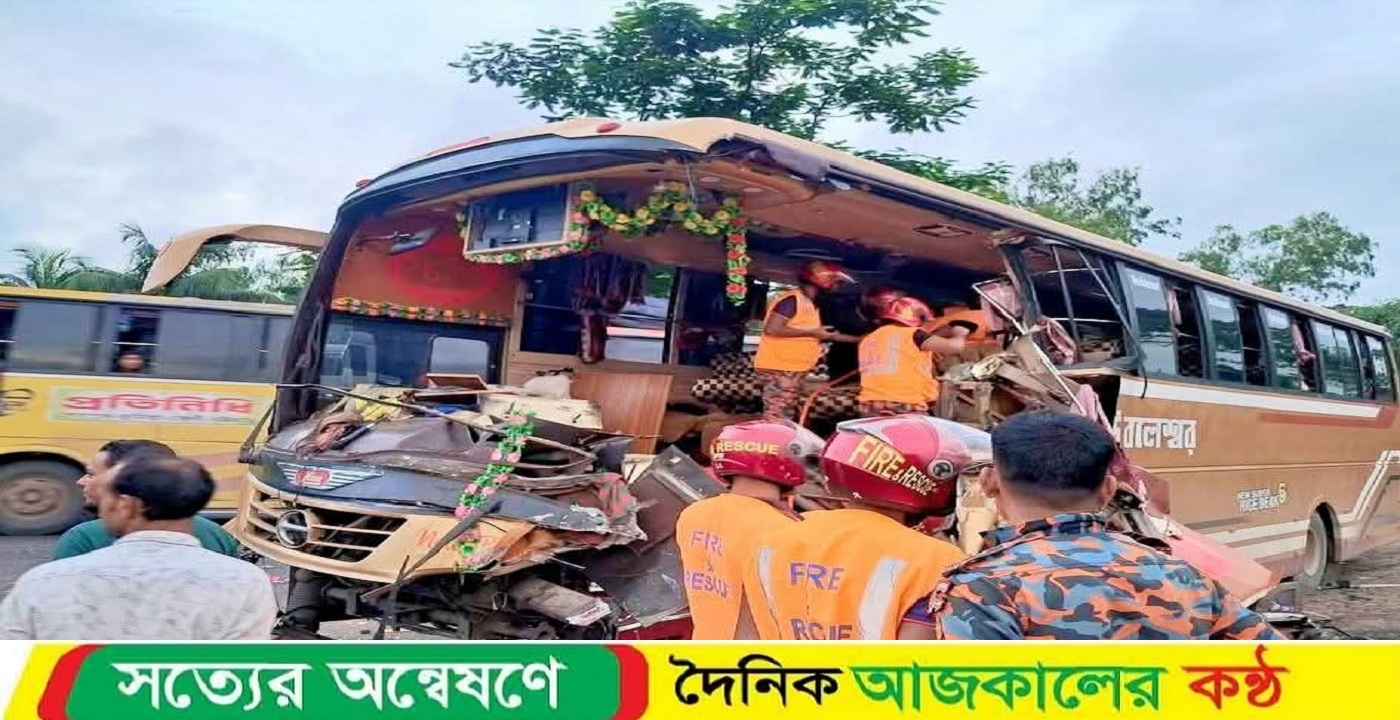 ঢাকা চট্টগ্রাম মহাসড়কে কাভার্ড ভ্যানের পেছনে ধাক্কা দিয়ে দুমড়েমুচড়ে গেল যাত্রীবাহী বাস