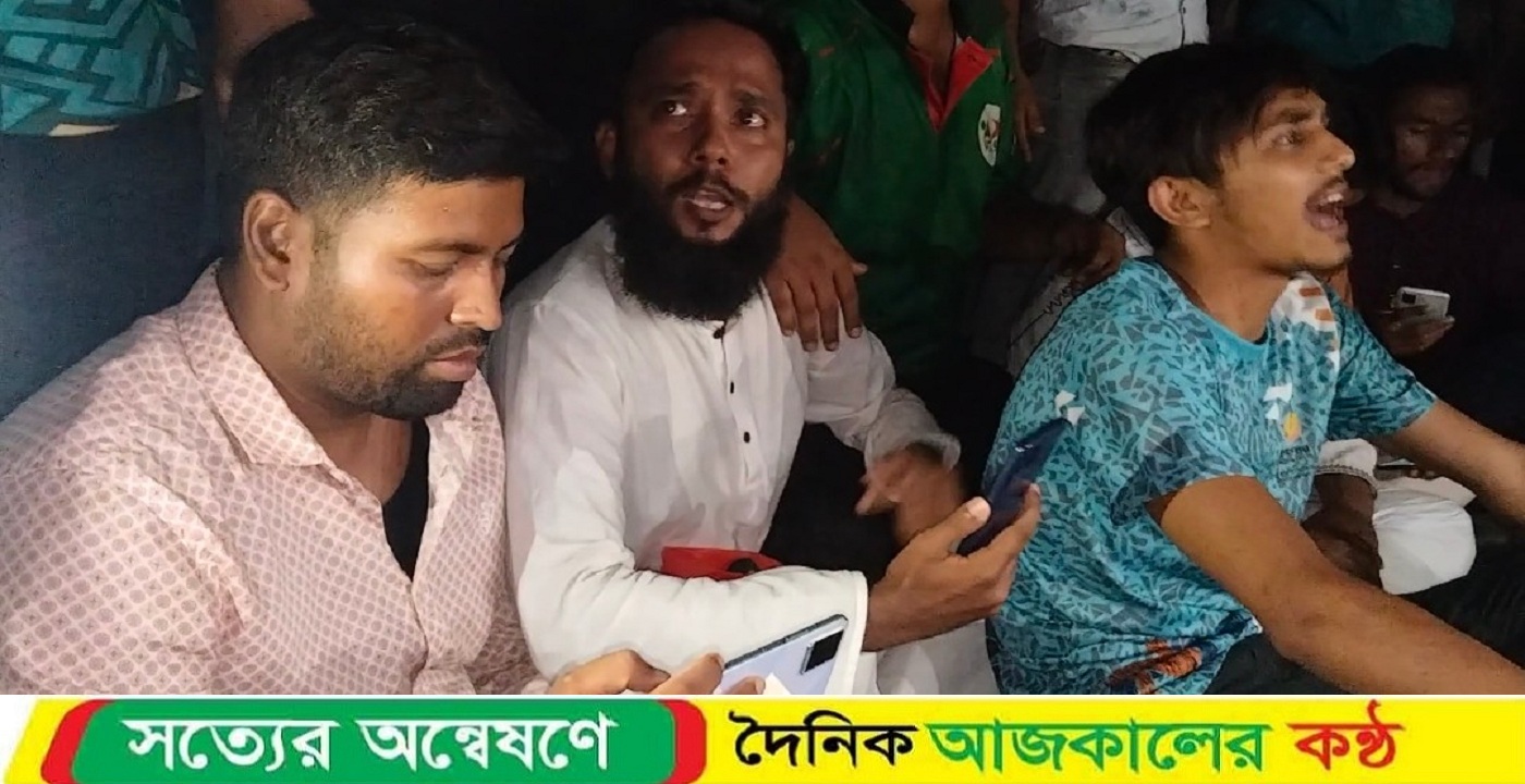 দিনাজপুর পুলিশ সুপারের কার্যালয় এএসপি এর পদত্যাগের দাবিতে অবরুদ্ধ