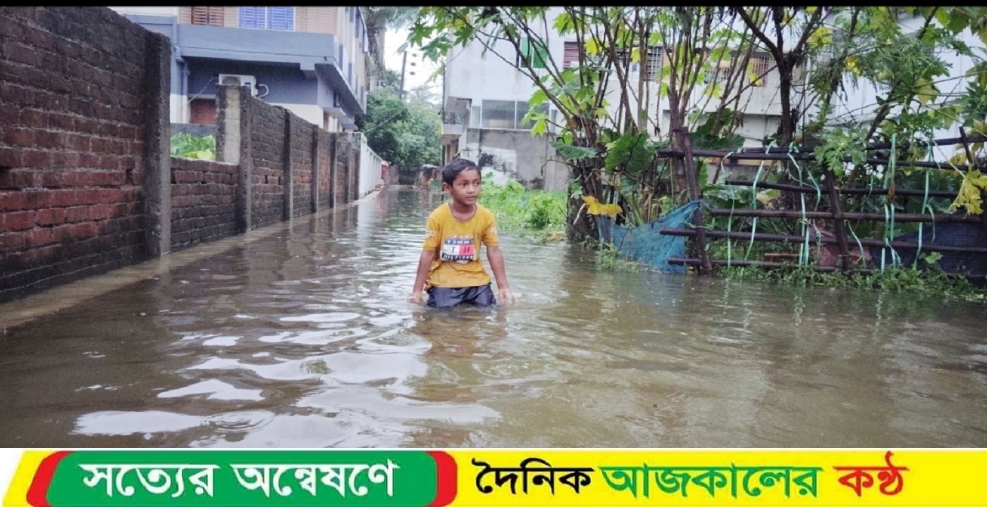 টানা বৃষ্টিতে সাতক্ষীরা পৌরসভার বিভিন্ন এলাকা পানিতে নিমজ্জিত, জনভোগান্তি চরমে