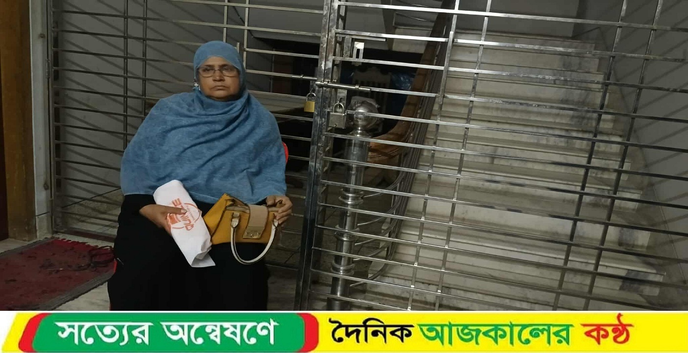 নওগাঁয় সম্পত্তি লিখে না দেওয়ায় নিজের মাকে বাসায় ঢুকতে দিচ্ছে না ছেলে