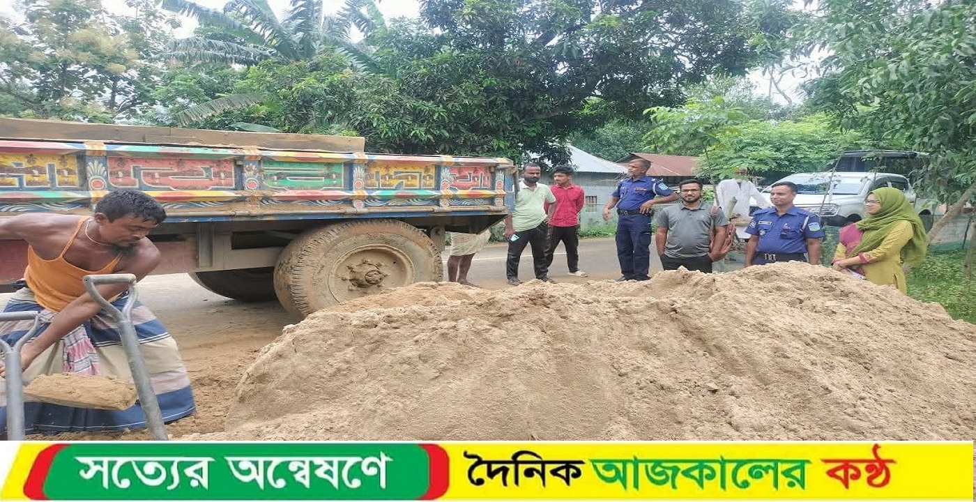 হালুয়াঘাটে রাস্তার পাশে অবৈধভাবে রাখা বালু জব্দ, জনভোগান্তি রোধে অভিযান অব্যাহত