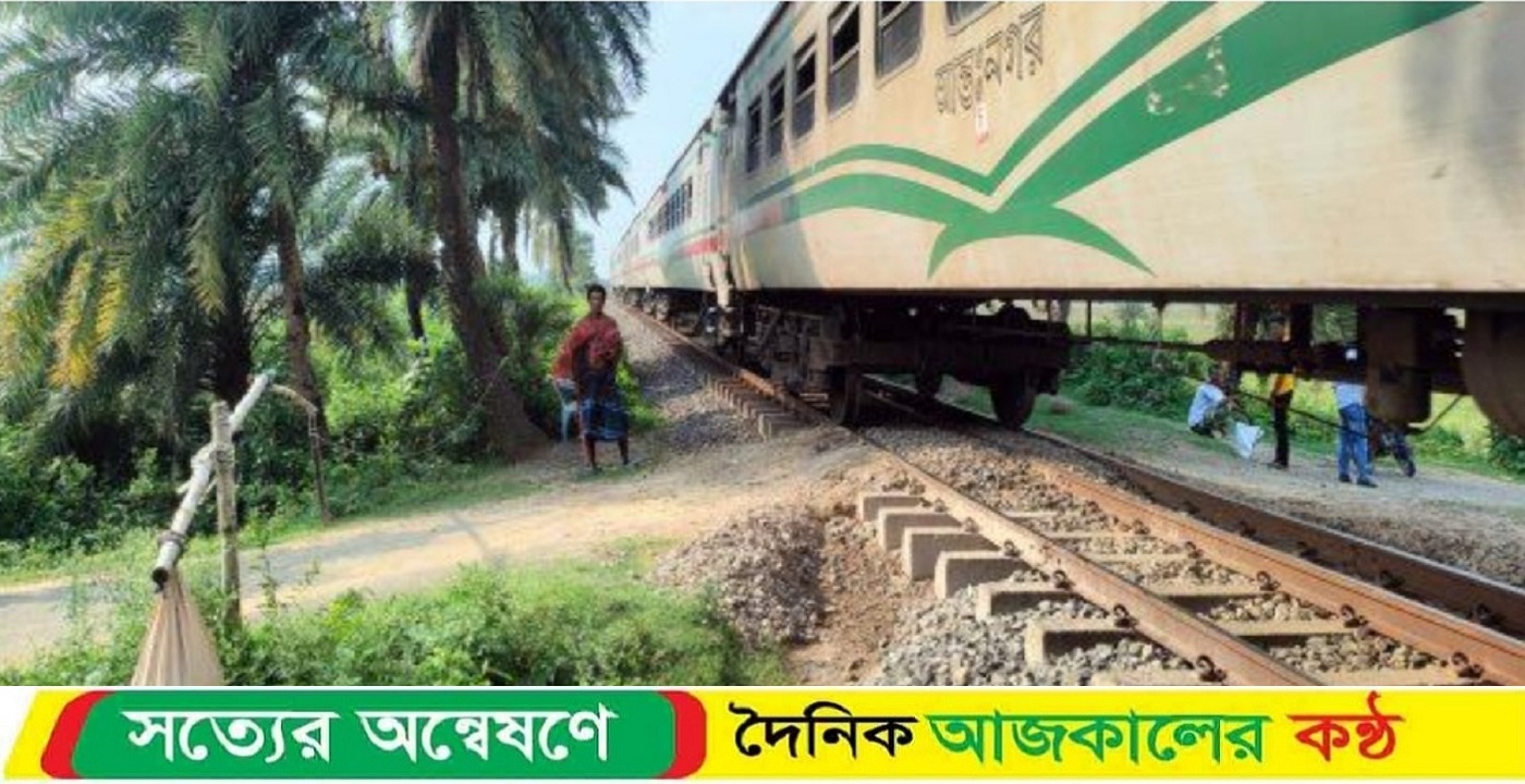 বিনা পয়সায় গেটম্যানের দায়িত্ব পালন করছে রাণীনগরের নিরু মন্ডল, চলছে না তার সংসার