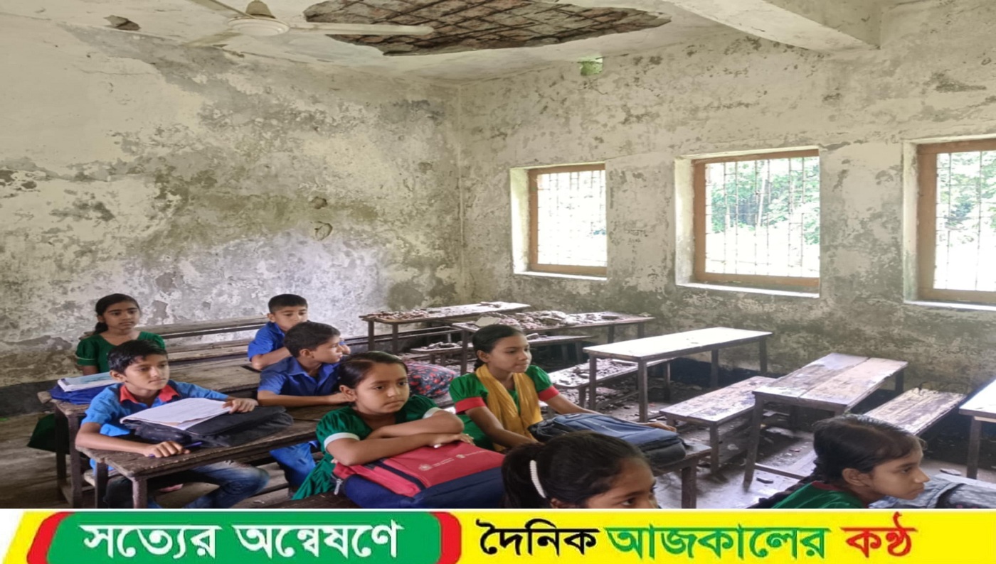 বাকেরগঞ্জে জীবনের ঝুঁকি নিয়ে ছাতা মাথায় ক্লাস করেন শিক্ষার্থীরা